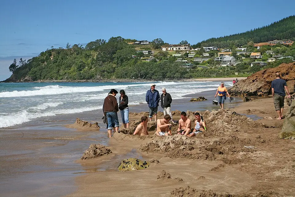 Gegrabene Warmwasserbecken am Hot Water Beach, Coromandel, Aufnahme von 2009