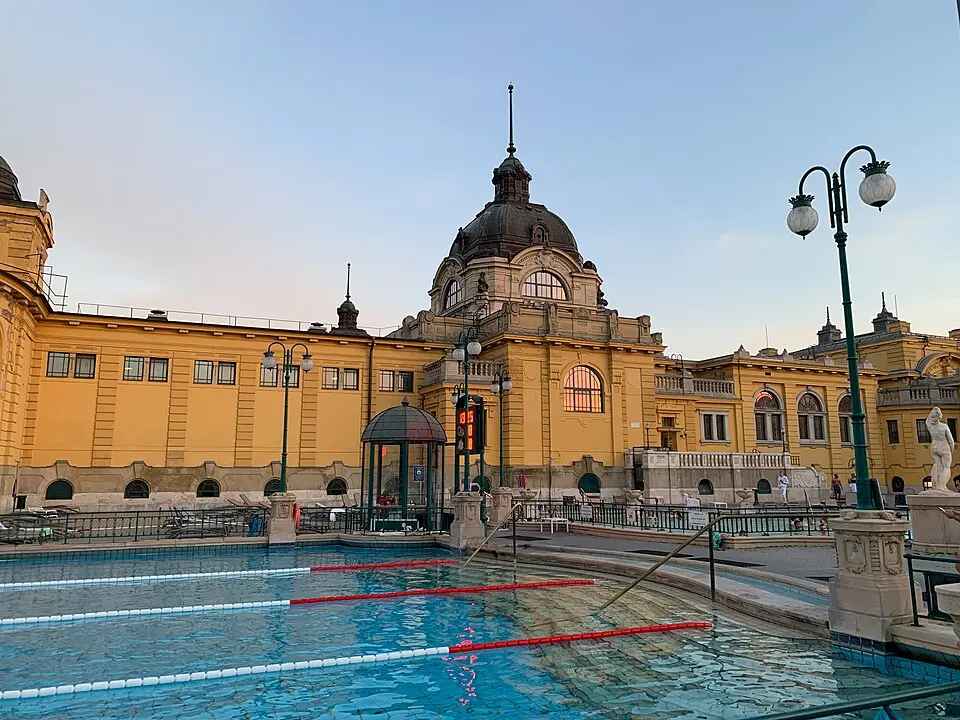 Piscina exterior y edificio de los Baños Széchenyi en Budapest
