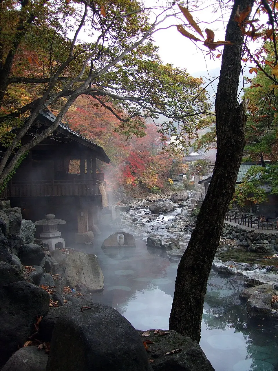 Baños exteriores junto al río de Takaragawa Onsen en una foto antigua